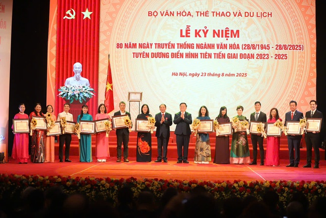 Tặng Bằng khen cho 80 cá nhân có thành tích xuất sắc tiêu biểu trong lĩnh vực Văn hóa, Thông tin, Thể thao và Du lịch - Ảnh 3. Tặng Bằng khen cho 80 cá nhân có thành tích xuất sắc tiêu biểu trong lĩnh vực Văn hóa, Thông tin, Thể thao và Du lịch - Ảnh 3.