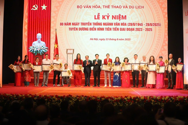 Tặng Bằng khen cho 80 cá nhân có thành tích xuất sắc tiêu biểu trong lĩnh vực Văn hóa, Thông tin, Thể thao và Du lịch - Ảnh 4. Tặng Bằng khen cho 80 cá nhân có thành tích xuất sắc tiêu biểu trong lĩnh vực Văn hóa, Thông tin, Thể thao và Du lịch - Ảnh 4.