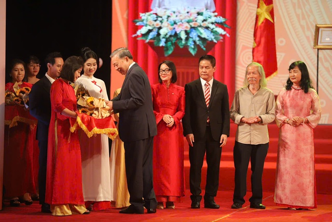 Bộ VHTTDL: Công tác thi đua, xét khen thưởng đi vào thực chất, đúng thành tích, đúng việc, đúng người và kịp thời - Ảnh 1. Bộ VHTTDL: Công tác thi đua, xét khen thưởng đi vào thực chất, đúng thành tích, đúng việc, đúng người và kịp thời - Ảnh 1.