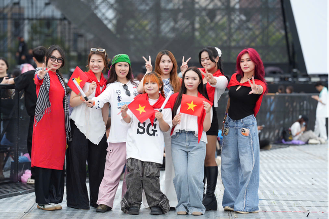 Đêm nhạc hành trình tự hào: “Khi Tổ quốc gọi tên mình - Ảnh 5. Đêm nhạc hành trình tự hào: “Khi Tổ quốc gọi tên mình - Ảnh 5.