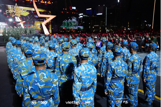 Đêm nhạc hành trình tự hào: “Khi Tổ quốc gọi tên mình - Ảnh 3. Đêm nhạc hành trình tự hào: “Khi Tổ quốc gọi tên mình - Ảnh 3.