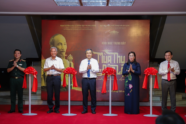 Khai mạc trưng bày chuyên đề "Mùa thu độc lập" - Ảnh 3. Khai mạc trưng bày chuyên đề "Mùa thu độc lập" - Ảnh 3.