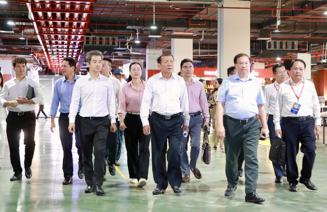 Bộ trưởng Nguyễn Văn Hùng kiểm tra tiến độ Triển lãm thành tựu Đất nước nhân dịp 80 năm Ngày Quốc khánh - Ảnh 1. Bộ trưởng Nguyễn Văn Hùng kiểm tra tiến độ Triển lãm thành tựu Đất nước nhân dịp 80 năm Ngày Quốc khánh - Ảnh 1.