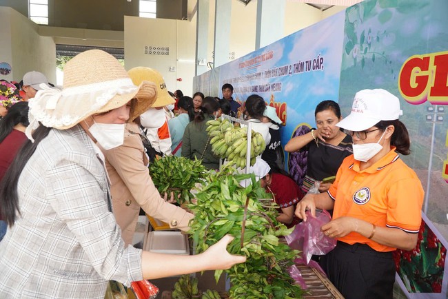Phiên chợ "0 đồng": Chia sẻ khó khăn, giúp người dân phát triển kinh tế bền vững - Ảnh 1. Phiên chợ "0 đồng": Chia sẻ khó khăn, giúp người dân phát triển kinh tế bền vững - Ảnh 1.