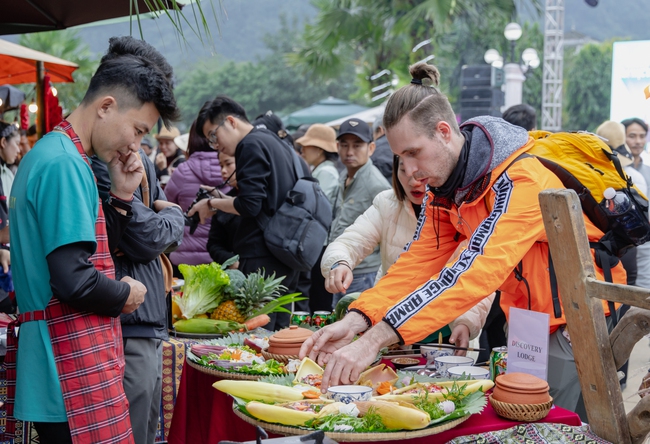 Nhiều phương án thúc đẩy phát triển du lịch - Ảnh 1. Nhiều phương án thúc đẩy phát triển du lịch - Ảnh 1.
