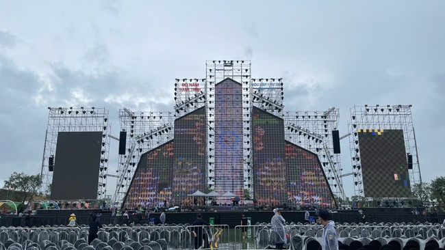 Khán giả hào hứng xếp hàng từ sớm chờ xem concert Việt Nam trong tôi - Ảnh 1. Khán giả hào hứng xếp hàng từ sớm chờ xem concert Việt Nam trong tôi - Ảnh 1.