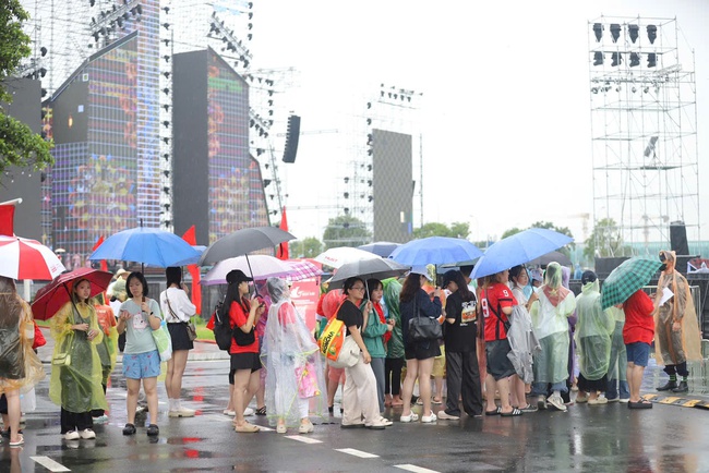 Khán giả hào hứng xếp hàng từ sớm chờ xem concert Việt Nam trong tôi - Ảnh 4. Khán giả hào hứng xếp hàng từ sớm chờ xem concert Việt Nam trong tôi - Ảnh 4.