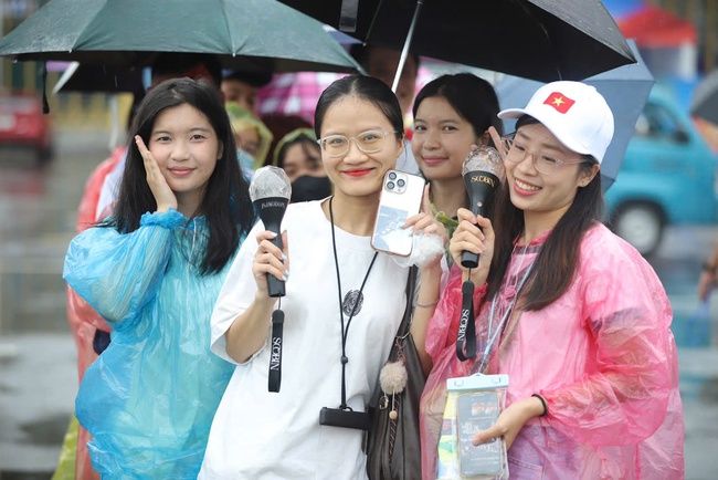 Khán giả hào hứng xếp hàng từ sớm chờ xem concert Việt Nam trong tôi - Ảnh 7. Khán giả hào hứng xếp hàng từ sớm chờ xem concert Việt Nam trong tôi - Ảnh 7.