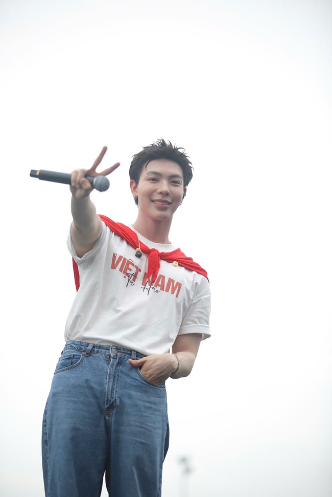 Khán giả hào hứng xếp hàng từ sớm chờ xem concert Việt Nam trong tôi - Ảnh 2. Khán giả hào hứng xếp hàng từ sớm chờ xem concert Việt Nam trong tôi - Ảnh 2.
