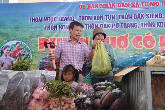 Phiên chợ "0 đồng": Chia sẻ khó khăn, giúp người dân phát triển kinh tế bền vững - Ảnh 3. Phiên chợ "0 đồng": Chia sẻ khó khăn, giúp người dân phát triển kinh tế bền vững - Ảnh 3.