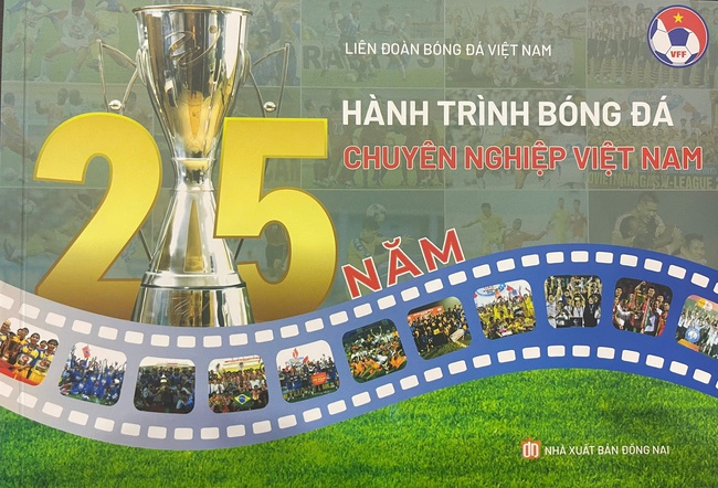Ra mắt cuốn sách "25 năm Hành trình Bóng đá chuyên nghiệp Việt Nam" - Ảnh 1. Ra mắt cuốn sách "25 năm Hành trình Bóng đá chuyên nghiệp Việt Nam" - Ảnh 1.