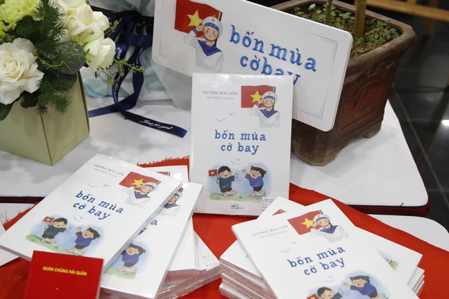 "Bốn mùa cờ bay" - hải trình Trường Sa neo mãi trong tim - Ảnh 2. "Bốn mùa cờ bay" - hải trình Trường Sa neo mãi trong tim - Ảnh 2.