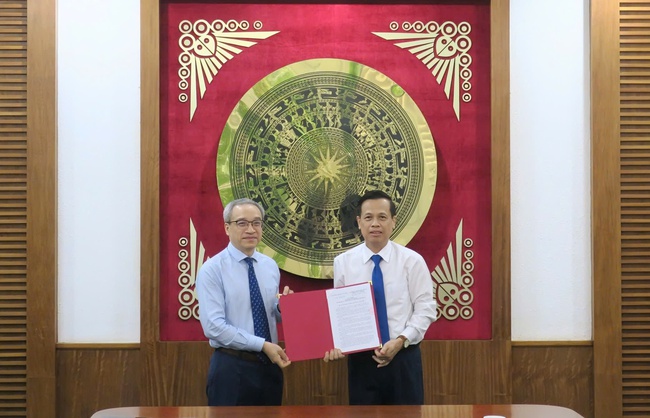 Trao Quyết định nghỉ hưu trước tuổi cho Phó Cục trưởng Cục Thông tin cơ sở và Thông tin đối ngoại - Ảnh 2. Trao Quyết định nghỉ hưu trước tuổi cho Phó Cục trưởng Cục Thông tin cơ sở và Thông tin đối ngoại - Ảnh 2.