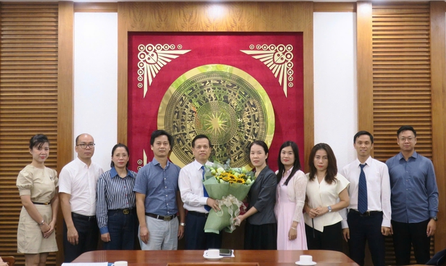 Trao Quyết định nghỉ hưu trước tuổi cho Phó Cục trưởng Cục Thông tin cơ sở và Thông tin đối ngoại - Ảnh 4. Trao Quyết định nghỉ hưu trước tuổi cho Phó Cục trưởng Cục Thông tin cơ sở và Thông tin đối ngoại - Ảnh 4.
