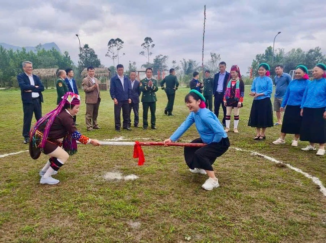 Quảng Ninh: Đẩy mạnh Phong trào "Toàn dân đoàn kết xây dựng đời sống văn hóa", giúp nhau phát triển kinh tế, xóa đói giảm nghèo - Ảnh 1. Quảng Ninh: Đẩy mạnh Phong trào "Toàn dân đoàn kết xây dựng đời sống văn hóa", giúp nhau phát triển kinh tế, xóa đói giảm nghèo - Ảnh 1.