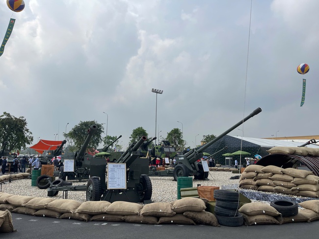 Người dân hào hứng trước dàn khí tài hùng hậu của Quân đội nhân dân Việt Nam - Ảnh 3. Người dân hào hứng trước dàn khí tài hùng hậu của Quân đội nhân dân Việt Nam - Ảnh 3.