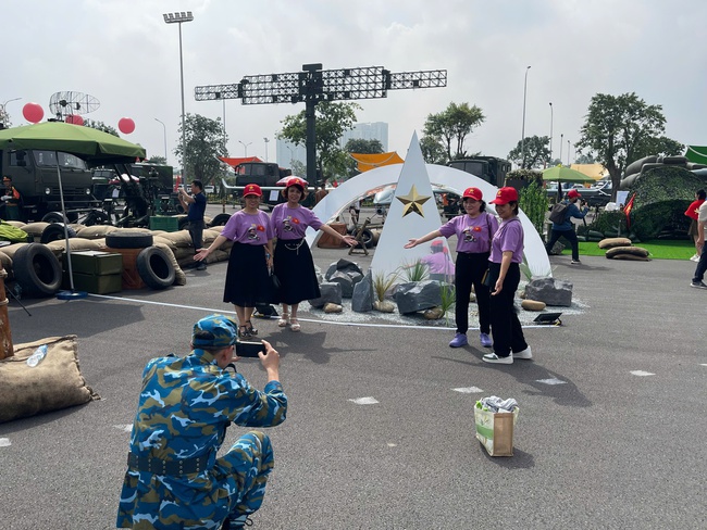 Người dân hào hứng trước dàn khí tài hùng hậu của Quân đội nhân dân Việt Nam - Ảnh 8. Người dân hào hứng trước dàn khí tài hùng hậu của Quân đội nhân dân Việt Nam - Ảnh 8.