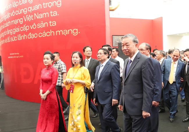 Ngươi dân hào hứng tham dự Triển lãm “80 năm hành trình Độc lập – Tự do – Hạnh phúc” - Ảnh 1. Ngươi dân hào hứng tham dự Triển lãm “80 năm hành trình Độc lập – Tự do – Hạnh phúc” - Ảnh 1.