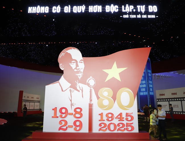 Ngươi dân hào hứng tham dự Triển lãm “80 năm hành trình Độc lập – Tự do – Hạnh phúc” - Ảnh 4. Ngươi dân hào hứng tham dự Triển lãm “80 năm hành trình Độc lập – Tự do – Hạnh phúc” - Ảnh 4.