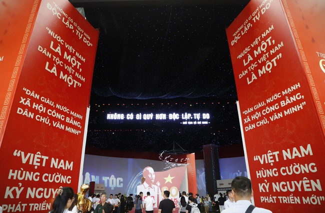 Ngươi dân hào hứng tham dự Triển lãm “80 năm hành trình Độc lập – Tự do – Hạnh phúc” - Ảnh 3. Ngươi dân hào hứng tham dự Triển lãm “80 năm hành trình Độc lập – Tự do – Hạnh phúc” - Ảnh 3.