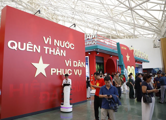 Ngươi dân hào hứng tham dự Triển lãm “80 năm hành trình Độc lập – Tự do – Hạnh phúc” - Ảnh 11. Ngươi dân hào hứng tham dự Triển lãm “80 năm hành trình Độc lập – Tự do – Hạnh phúc” - Ảnh 11.