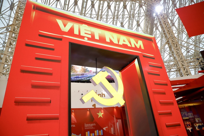 Triển lãm 95 năm Cờ Đảng soi đường: Tái hiện những mốc son chói lọi của Đảng qua 95 năm lãnh đạo Cách mạng Việt Nam bằng công nghệ hiện đại - Ảnh 17. Triển lãm 95 năm Cờ Đảng soi đường: Tái hiện những mốc son chói lọi của Đảng qua 95 năm lãnh đạo Cách mạng Việt Nam bằng công nghệ hiện đại - Ảnh 17.