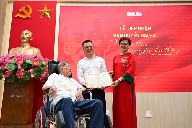 Nhạc sĩ Phạm Tuyên trao tặng ca khúc "Như có Bác trong ngày đại thắng" cho Báo Nhân dân - Ảnh 1. Nhạc sĩ Phạm Tuyên trao tặng ca khúc "Như có Bác trong ngày đại thắng" cho Báo Nhân dân - Ảnh 1.