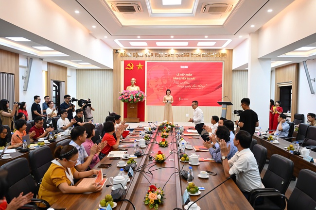 Nhạc sĩ Phạm Tuyên trao tặng ca khúc "Như có Bác trong ngày đại thắng" cho Báo Nhân dân - Ảnh 3. Nhạc sĩ Phạm Tuyên trao tặng ca khúc "Như có Bác trong ngày đại thắng" cho Báo Nhân dân - Ảnh 3.