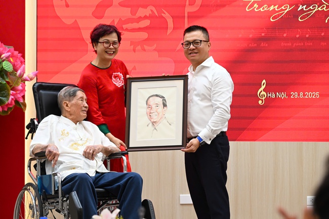 Nhạc sĩ Phạm Tuyên trao tặng ca khúc "Như có Bác trong ngày đại thắng" cho Báo Nhân dân - Ảnh 2. Nhạc sĩ Phạm Tuyên trao tặng ca khúc "Như có Bác trong ngày đại thắng" cho Báo Nhân dân - Ảnh 2.