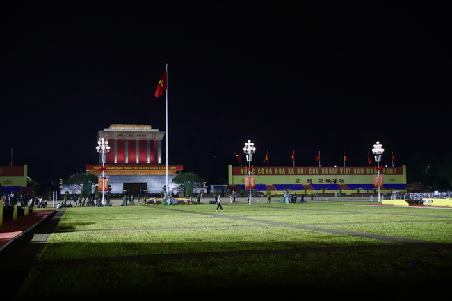 Người dân hào hứng xuyên đêm chờ Tổng duyệt Lễ diễu binh, diễu hành kỷ niệm 80 năm Cách mạng tháng Tám và Quốc khánh 2/9 - Ảnh 1. Người dân hào hứng xuyên đêm chờ Tổng duyệt Lễ diễu binh, diễu hành kỷ niệm 80 năm Cách mạng tháng Tám và Quốc khánh 2/9 - Ảnh 1.