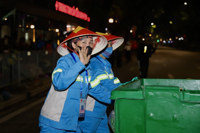Người dân hào hứng xuyên đêm chờ Tổng duyệt Lễ diễu binh, diễu hành kỷ niệm 80 năm Cách mạng tháng Tám và Quốc khánh 2/9 - Ảnh 11. Người dân hào hứng xuyên đêm chờ Tổng duyệt Lễ diễu binh, diễu hành kỷ niệm 80 năm Cách mạng tháng Tám và Quốc khánh 2/9 - Ảnh 11.