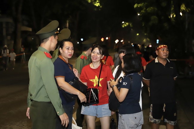 Người dân hào hứng xuyên đêm chờ Tổng duyệt Lễ diễu binh, diễu hành kỷ niệm 80 năm Cách mạng tháng Tám và Quốc khánh 2/9 - Ảnh 8. Người dân hào hứng xuyên đêm chờ Tổng duyệt Lễ diễu binh, diễu hành kỷ niệm 80 năm Cách mạng tháng Tám và Quốc khánh 2/9 - Ảnh 8.