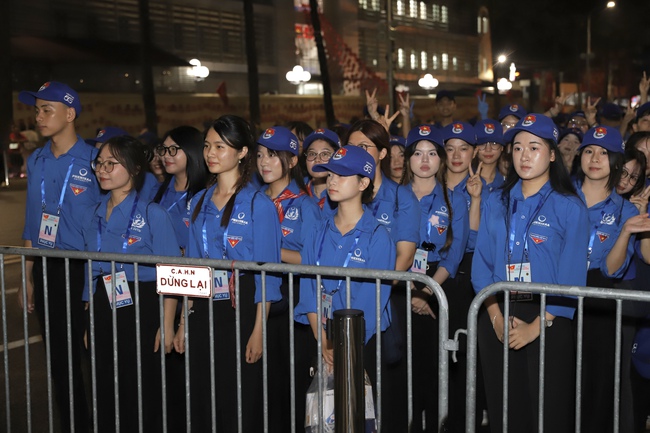 Người dân hào hứng xuyên đêm chờ Tổng duyệt Lễ diễu binh, diễu hành kỷ niệm 80 năm Cách mạng tháng Tám và Quốc khánh 2/9 - Ảnh 10. Người dân hào hứng xuyên đêm chờ Tổng duyệt Lễ diễu binh, diễu hành kỷ niệm 80 năm Cách mạng tháng Tám và Quốc khánh 2/9 - Ảnh 10.