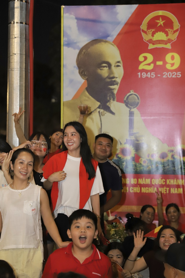 Người dân hào hứng xuyên đêm chờ Tổng duyệt Lễ diễu binh, diễu hành kỷ niệm 80 năm Cách mạng tháng Tám và Quốc khánh 2/9 - Ảnh 4. Người dân hào hứng xuyên đêm chờ Tổng duyệt Lễ diễu binh, diễu hành kỷ niệm 80 năm Cách mạng tháng Tám và Quốc khánh 2/9 - Ảnh 4.