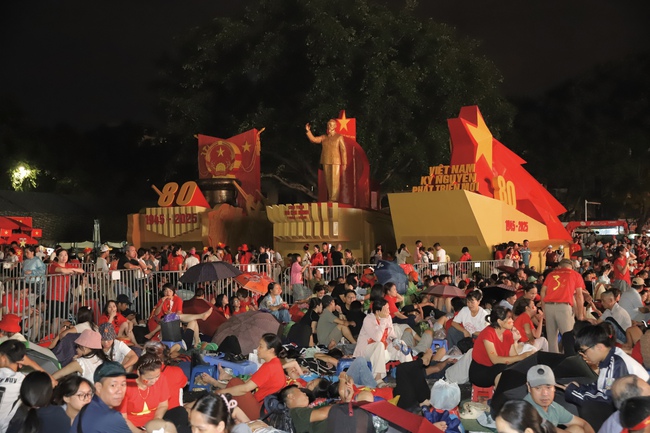 Người dân hào hứng xuyên đêm chờ Tổng duyệt Lễ diễu binh, diễu hành kỷ niệm 80 năm Cách mạng tháng Tám và Quốc khánh 2/9 - Ảnh 2. Người dân hào hứng xuyên đêm chờ Tổng duyệt Lễ diễu binh, diễu hành kỷ niệm 80 năm Cách mạng tháng Tám và Quốc khánh 2/9 - Ảnh 2.