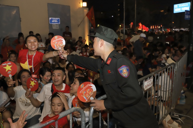 Người dân hào hứng xuyên đêm chờ Tổng duyệt Lễ diễu binh, diễu hành kỷ niệm 80 năm Cách mạng tháng Tám và Quốc khánh 2/9 - Ảnh 7. Người dân hào hứng xuyên đêm chờ Tổng duyệt Lễ diễu binh, diễu hành kỷ niệm 80 năm Cách mạng tháng Tám và Quốc khánh 2/9 - Ảnh 7.