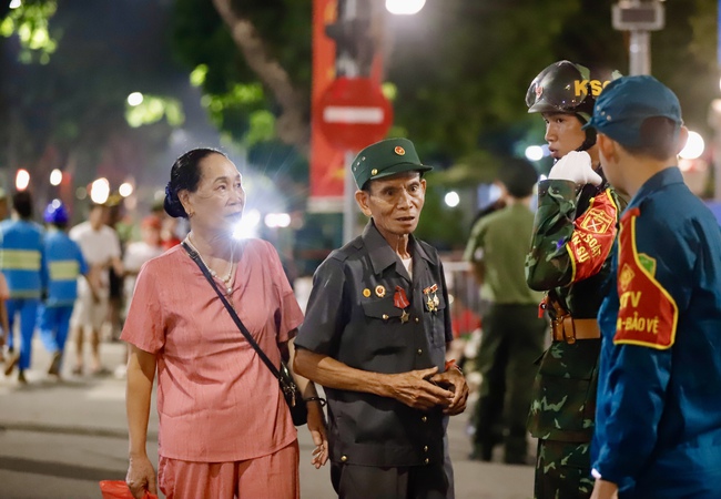 Người dân hào hứng xuyên đêm chờ Tổng duyệt Lễ diễu binh, diễu hành kỷ niệm 80 năm Cách mạng tháng Tám và Quốc khánh 2/9 - Ảnh 9. Người dân hào hứng xuyên đêm chờ Tổng duyệt Lễ diễu binh, diễu hành kỷ niệm 80 năm Cách mạng tháng Tám và Quốc khánh 2/9 - Ảnh 9.