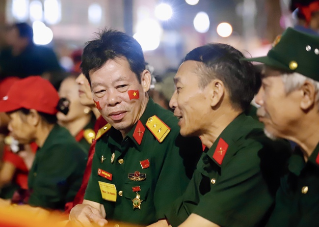 Người dân hào hứng xuyên đêm chờ Tổng duyệt Lễ diễu binh, diễu hành kỷ niệm 80 năm Cách mạng tháng Tám và Quốc khánh 2/9 - Ảnh 12. Người dân hào hứng xuyên đêm chờ Tổng duyệt Lễ diễu binh, diễu hành kỷ niệm 80 năm Cách mạng tháng Tám và Quốc khánh 2/9 - Ảnh 12.