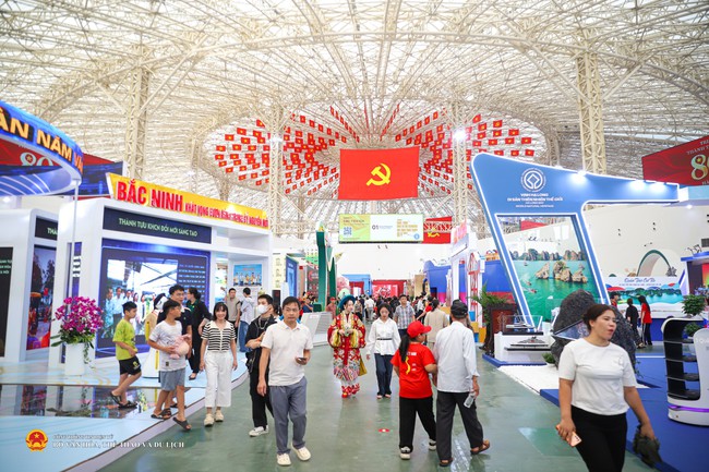 Triển lãm "80 năm hành trình Độc lập - Tự do - Hạnh phúc" đón hơn 1 triệu lượt khách sau 3 ngày mở cửa - Ảnh 3. Triển lãm "80 năm hành trình Độc lập - Tự do - Hạnh phúc" đón hơn 1 triệu lượt khách sau 3 ngày mở cửa - Ảnh 3.