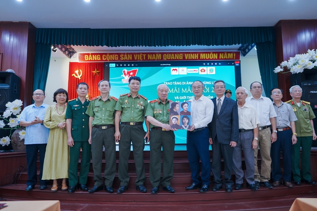 Trao tặng di ảnh phục dựng màu 4 nữ Anh hùng, liệt sĩ Công an nhân dân - Ảnh 1.