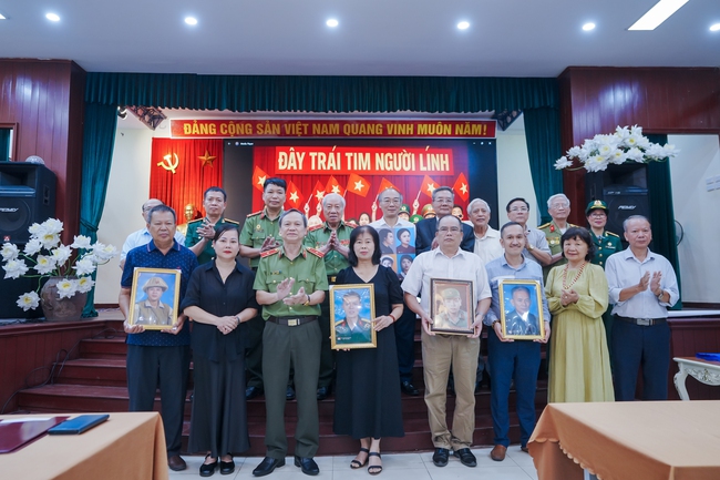 Trao tặng di ảnh phục dựng màu 4 nữ Anh hùng, liệt sĩ Công an nhân dân - Ảnh 2.