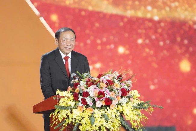 Bộ trưởng Nguyễn Văn Hùng: Khi âm nhạc vang lên, lòng người sẽ xích lại để cùng nắm tay kết đoàn dựng xây đất nước - Ảnh 2. Bộ trưởng Nguyễn Văn Hùng: Khi âm nhạc vang lên, lòng người sẽ xích lại để cùng nắm tay kết đoàn dựng xây đất nước - Ảnh 2.