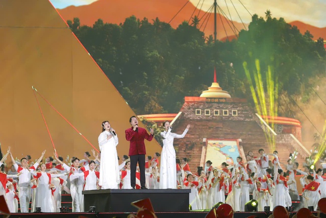 Bộ trưởng Nguyễn Văn Hùng: Khi âm nhạc vang lên, lòng người sẽ xích lại để cùng nắm tay kết đoàn dựng xây đất nước - Ảnh 5. Bộ trưởng Nguyễn Văn Hùng: Khi âm nhạc vang lên, lòng người sẽ xích lại để cùng nắm tay kết đoàn dựng xây đất nước - Ảnh 5.