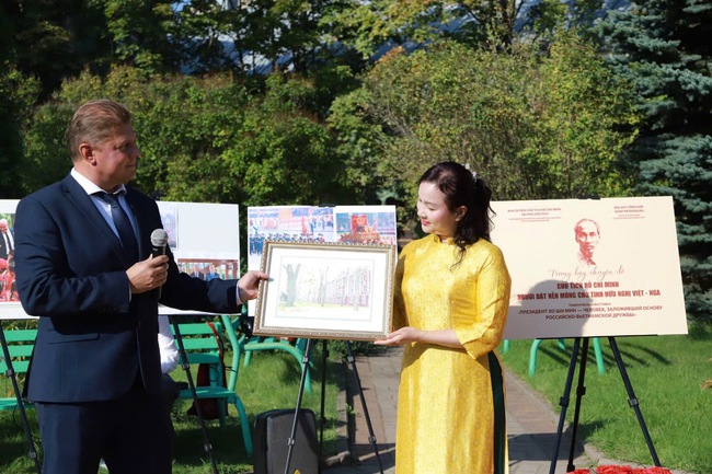 Khai mạc trưng bày chuyên đề Chủ tịch Hồ Chí Minh - Người đặt nền móng cho tình hữu nghị Việt Nam và Liên bang Nga - Ảnh 3.