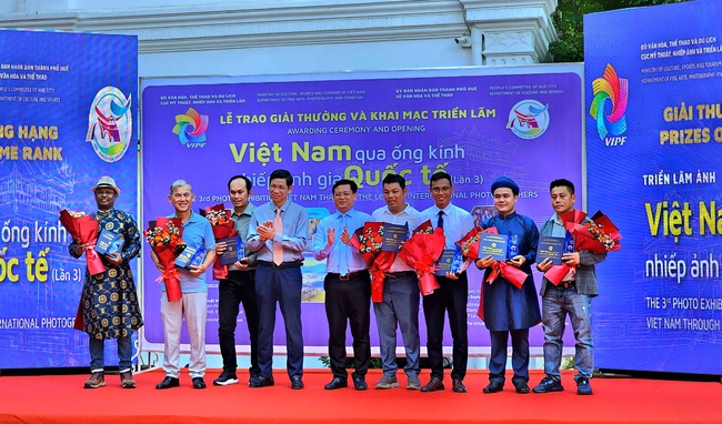 Khai mạc triển lãm Việt Nam qua ống kính nhiếp ảnh gia quốc tế - Ảnh 2. Khai mạc triển lãm Việt Nam qua ống kính nhiếp ảnh gia quốc tế - Ảnh 2.