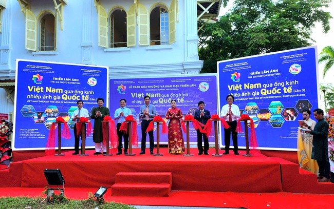 Khai mạc triển lãm Việt Nam qua ống kính nhiếp ảnh gia quốc tế - Ảnh 1. Khai mạc triển lãm Việt Nam qua ống kính nhiếp ảnh gia quốc tế - Ảnh 1.