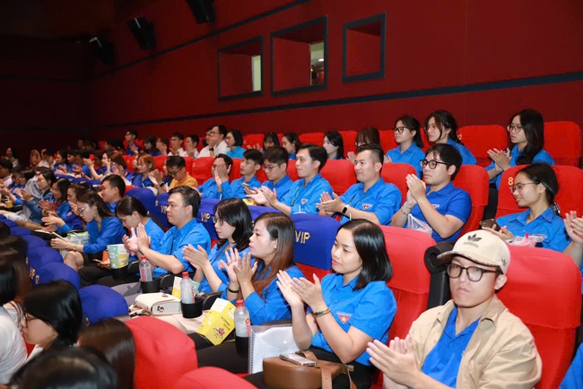 Gần 1.000 đoàn viên, thanh niên tham dự Chương trình &quot;Sinh hoạt Chính trị, giáo dục lý tưởng cách mạng cho đoàn viên, thanh niên thông qua phim truyện điện ảnh Mưa đỏ&quot; - Ảnh 4.
