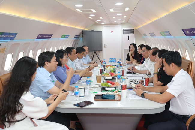 Phân khu “Khát vọng bầu trời” và “Kiến tạo phát triển” tiếp tục thu hút sự quan tâm của đông đảo công chúng - Ảnh 1.