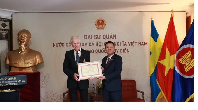 Trao Kỷ niệm chương tặng đạo diễn Thụy Điển thực hiện phim 'Victory Vietnam' - Ảnh 1. Trao Kỷ niệm chương tặng đạo diễn Thụy Điển thực hiện phim 'Victory Vietnam' - Ảnh 1.