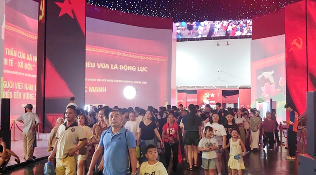 Triển lãm Thành tựu đất nước thu hút đông đảo người dân tham quan vào dịp cuối tuần - Ảnh 1. Triển lãm Thành tựu đất nước thu hút đông đảo người dân tham quan vào dịp cuối tuần - Ảnh 1.